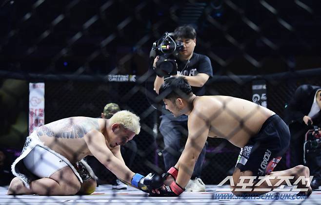 16일 오후 서울 홍은동에서 굽네 ROAD FC 067이 열렸다. 파이터100 스페셜 매치 권아솔 VS 카즈야 경기. 승리 후 인사를 나누고 있는 권아솔(오른쪽). 홍은동=송정헌 기자songs@sportschosun.com/2023.12.16/