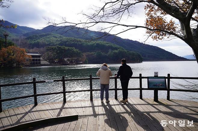 지리산 천은사 앞 저수지를 한 바퀴 도는 ‘천은사 상생의 길’.