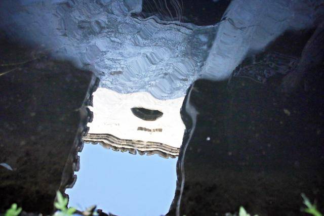 용문고진 백보청 광유당 항아리에 비친 담장. ⓒ최종명