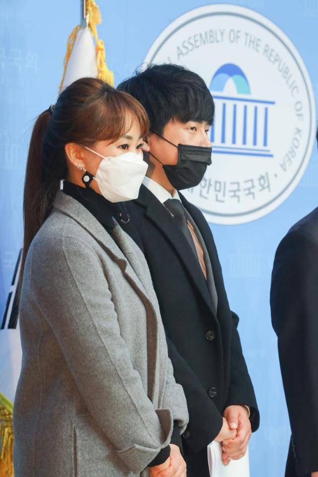 2020년 11월 10일 서울 여의도 국회 소통관에서 열린 구하라법(부양의 의무를 현저히 게을리한 자를 상속결격사유에 포함하는 민법1004조 개정안 등) 통과 촉구 기자회견에서 순직한 소방관 고(故) 강한얼씨 언니 강화현 씨, 고(故) 구하라 오빠 구호인씨가 참석하고 있다. 배우한 기자