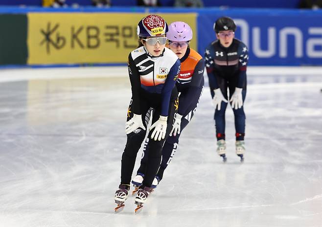 <yonhap photo-2823=""> 김길리 '여유롭게 1위로' (서울=연합뉴스) 서대연 기자 = 15일 오전 서울 양천구 목동아이스링크에서 열린 국제빙상경기연맹(ISU) 쇼트트랙 월드컵 4차 대회 여자 1500m 준준결승에서 김길리(4)가 1위로 결승선을 통과한 뒤 숨을 고르고 있다. 2023.12.15 dwise@yna.co.kr/2023-12-15 11:43:51/ <저작권자 ⓒ 1980-2023 ㈜연합뉴스. 무단 전재 재배포 금지.></yonhap>