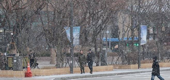 아침 기온이 영하로 내려가며 강추위의 날씨를 보이는 오늘(16일) 오전 서울 종로구 광화문광장 일대에 눈이 내리고 있다. 2023.12.16 / 사진 = 연합뉴스