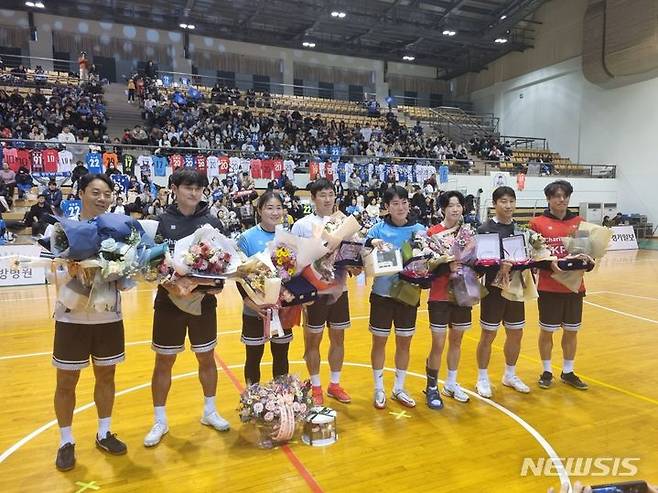 [수원=뉴시스] 김진엽 기자 = 16일 경기도 수원시 아주대학교 체육관에서 열린 '제2회 한국프로축구선수협회(선수협) 자선 축구대회' 종료 후 합동은퇴식이 진행되고 있다. 2023.12.16. wlsduq123@newsis.com