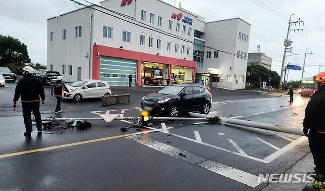 [제주=뉴시스] 오영재 기자 = 강풍경보가 내려진 16일 오후 제주시 조천읍 한 도로에서 가로등이 쓰러져 소방당국이 수습에 나서고 있다. (사진=제주소방안전본부 제공) 2023.12.16. photo@newsis.com