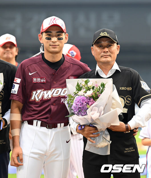 [OSEN=이대선 기자] 2022년 KBO 올스타전에 앞서 40인 레전드 선수 시상식에서 이정후와 이종범이 기념 촬영을 하고 있다. 2022.07.16 /sunday@osen.co.kr