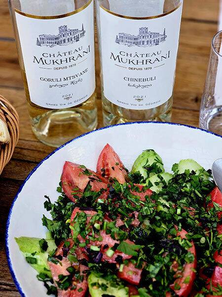 샤토 무크라니&nbsp;고룰리 무츠바네(왼쪽)와&nbsp;치네불리.