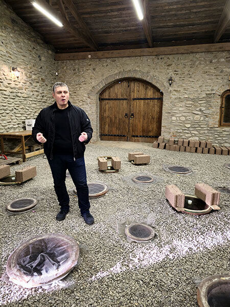 카피스토니 크베브리 양조를 설명하는 오너 겸 와인메이커 니코 초치슈빌리(Niko Chochishvili).