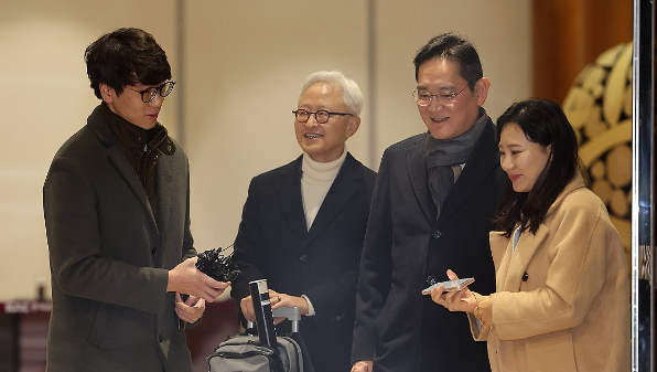 이재용(오른쪽 두번째) 삼성전자 회장과 경계현(오른쪽 세번째) 삼성전자 DS부문 사장이 16일 네덜란드 방문 일정을 마치고 김포 공항을 통해 입국했습니다. 사진=연합뉴스