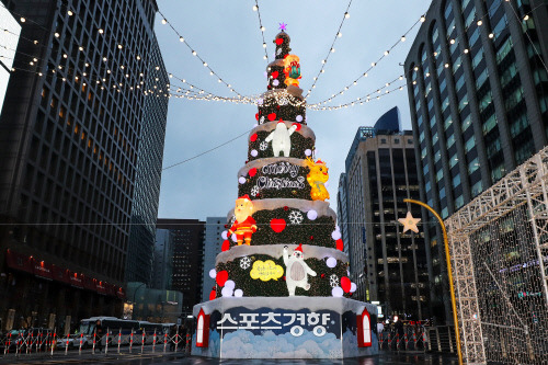 15일 경향신문사가 주최하고 문화체육관광부와 서울시가 후원한 제9회 ‘2023 겨울, 청계천의 빛’  개막식. 한수빈 기자