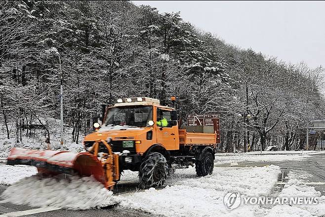 속초시 제설작업 한창 (속초=연합뉴스) 대설특보가 내려진 15일 오후 강원 속초시 제설차량이 눈을 치우고 있다. 2023.12.15 [속초시 제공.재판매 및 DB 금지] hak@yna.co.kr