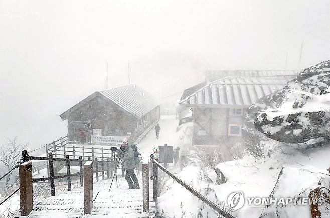 지리산 입산 금지 (산청·함양=연합뉴스) 16일 낮 12시께 대설주의보가 발효돼 입산 금지가 된 지리산 장터목대피소 모습. 2023.12.16 [지리산국립공원 경남사무소 제공. 재판매 및 DB 금지] image@yna.co.kr