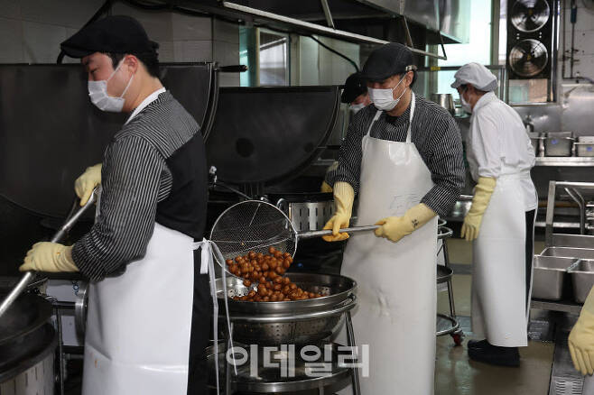 육군훈련소 민간위탁 병영식당에서 민간 조리사들이 장병 음식을 조리하고 있다. (사진=국방부)