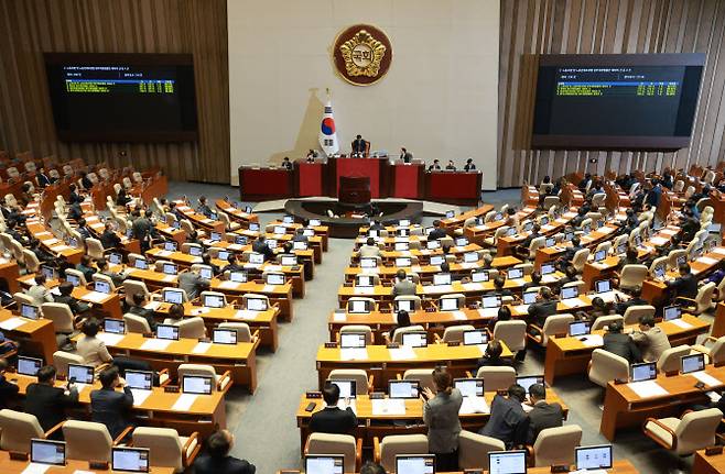 8일 국회에서 열린 본회의에서 재표결로 상정된 노조법 2·3조 개정안(노란봉투법)과 방송법·방송문화진흥회법·한국교육방송공사법 개정안(방송3법)이 부결되고 있다.(사진=연합뉴스)