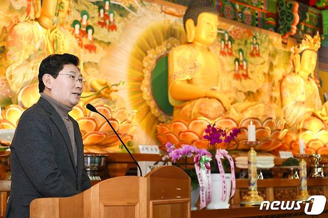 이상일 시장이 지난 16일 호국선봉사에서 열린 '2023년 용인시 불교연합회 송년 법회'에 참석해 축사를 하고 있다.(용인시 제공)