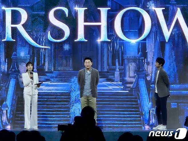 스마일게이트의 MMORPG '로스트아크'의 새 디렉터로 부임한 전재학 수석팀장(가운데). 2023.12.17/뉴스1 ⓒ News1 박소은 기자