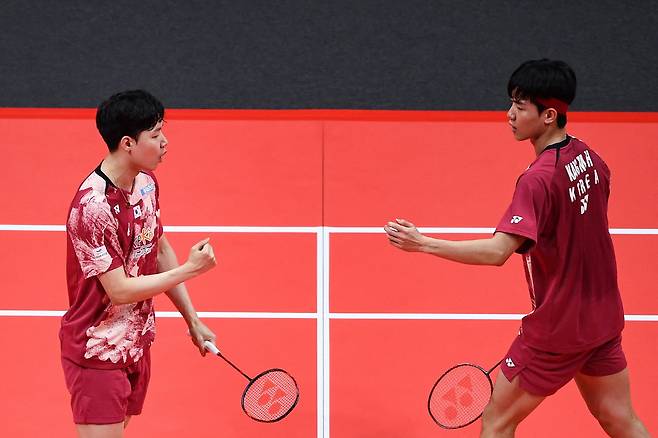 South Korea?s Seo Seung-jae (L) and Kang Min-hyuk react during their men?s doubles semi-final match against China?s Liu Yuchen and Ou Xuanyi at the Badminton World Tour Finals in Hangzhou, in China?s eastern Zhejiang province on December 16, 2023. (Photo by AFP) / China OUT<저작권자(c) 연합뉴스, 무단 전재-재배포 금지>