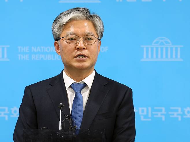 전남 해남·완도·진도 지역구에 출마 준비 중인 정의찬 더불어민주당 대표 특보가 15일 오후 서울 여의도 국회 소통관에서 당 공직후보자검증위원회 재심 결정에 대한 입장을 발표하고 있다. 더불어민주당은 이날 과거 고문치사 사건에 연루돼 유죄 판결을 받은 정 특보에 대해 기존 공천 적격 판정을 '부적격'으로 뒤집었다. /뉴스1