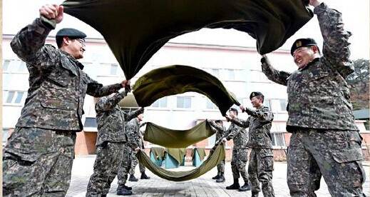 창군 때부터 써 온 카키색 군용 모포, 푹신한 이불로 교체 완료