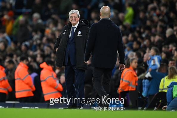 17일 에티하드 스타디움에서 열린 맨시티와 팰리스의 2023~24시즌 EPL 17라운드. 경기 중 서로를 마주하는 호지슨 감독과 과르디올라 감독의 모습. 사진=게티이미지