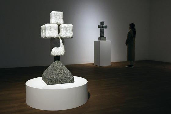 조각가 한진섭이 제작한 성상들. 앞의 작품이 '십자가-은총의 빛'(2000). [뉴시스]