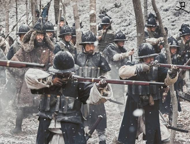 영화 남한산성에서 조선 포수들의 모습.  청나라는 ‘나선정벌’을 위해 조선 포수를 요구한다.