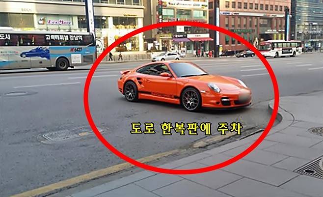 도로 한복판에 주차된 포르쉐 자료사진 [사진출처=온라인 커뮤니티]