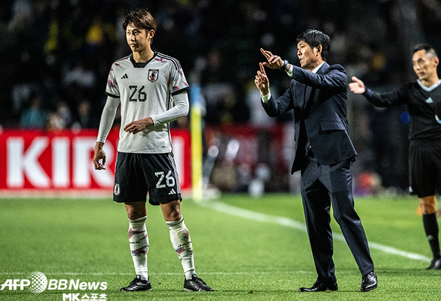 이토 히로키(왼쪽)가 2023년 3월 콜롬비아와 평가전 홈경기 도중 모리야스 하지메 일본축구대표팀 감독으로부터 지시를 받고 있다. 사진=AFPBBNews=News1