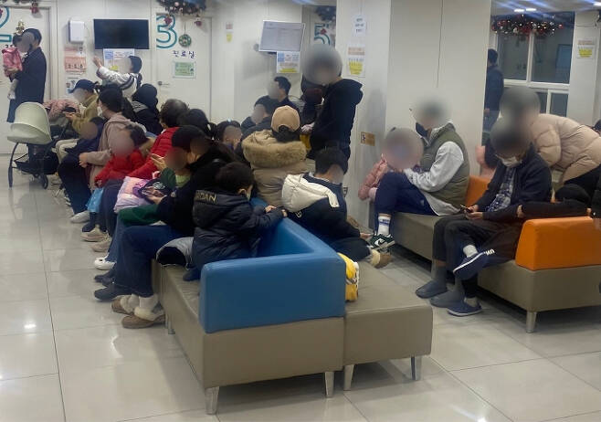 서울 구로구에 있는 한 어린이병원 광경. 아침 9시에 문을 열자마자 '오픈런' 했는데, 이미 사람들이 꽉 찬 모습./사진=남형도 기자