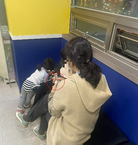 브런치하러 오픈런을 한다는 망언. 야간 진료를 기다리던 엄마는 김밥 한 줄을 겨우 꺼내 먹었다. 젓가락도 없이./사진=남형도 기자