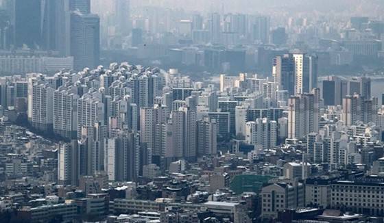 국토연구원 부동산시장연구센터가 발표한 '11월 부동산시장 소비자 심리조사'에 따르면 지난달 전국 주택매매시장 소비심리 지수는 전월 111.1에서 101.9로 전월 대비 9.2포인트(p) 하락했다. 지난달 매수 심리 상승세가 10개월 만에 꺾인 이후 2개월 연속 떨어졌다./사진=뉴스1