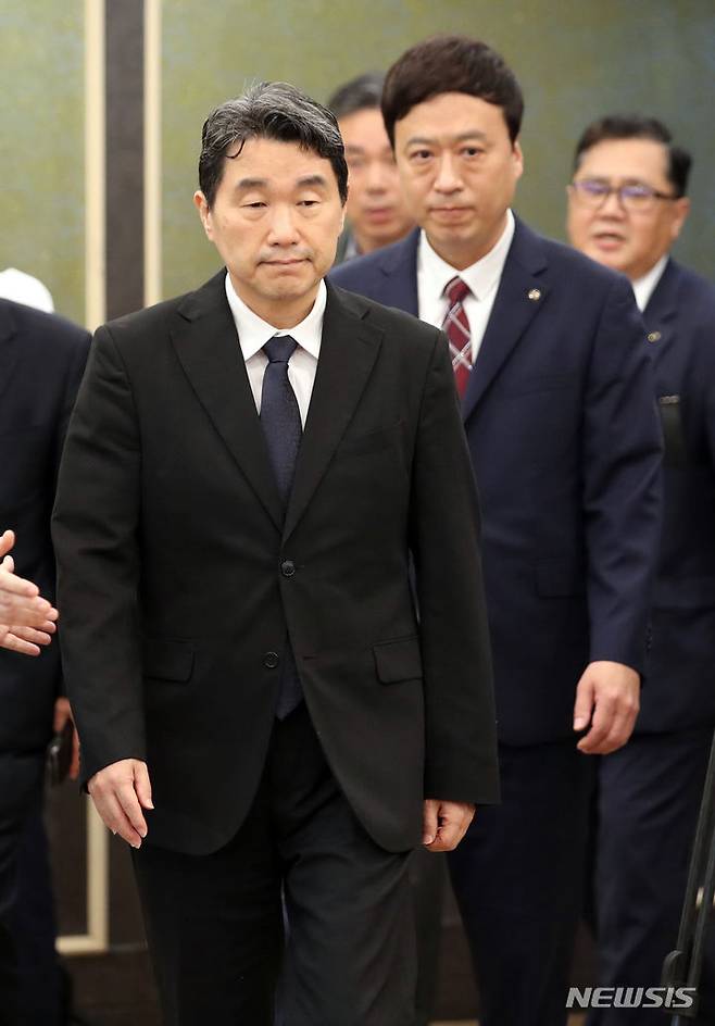 [서울=뉴시스] 이주호 사회부총리 겸 교육부 장관과 정성국 한국교원단체총연합회 회장이 지난 7월21일 서울 서초구 한국교총에서 열린 교육부-교총 교권 확립을 위한 현장 교원 간담회에 참석하고 있다. (사진=뉴시스DB). 2023.12.17. photo@newsis.com