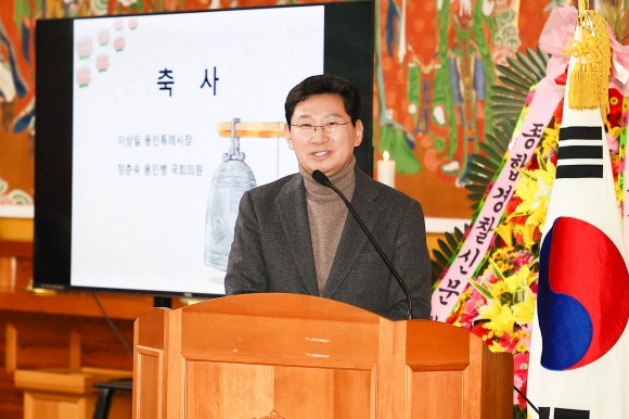 이상일 시장이 16일 오후 처인구 역북동 용인 호국선봉사 대웅전에서 열린 ‘2023년 용인시 불교연합회 송년 법회’에 참석해 축사를 하고 있다.  용인시 제공