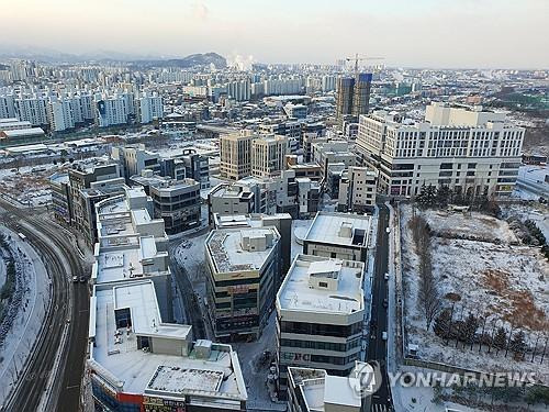 눈 쌓인 전주    (전주=연합뉴스) 김동철 기자 = 전북 곳곳에 대설특보와 한파주의보가 발효된 17일 오전 전주시 덕진구 일대에 눈이 쌓여 있다. 2023.12.17