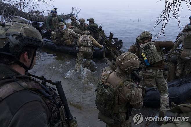 전우의 시신을 넘어 진격 [AP 연합뉴스 자료사진. 재판매 및 DB 금지]