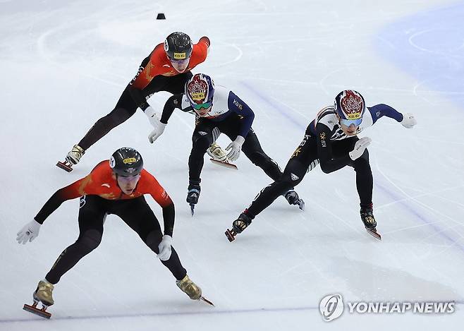 역주하는 황대헌-이정민 (서울=연합뉴스) 임화영 기자 = 17일 오후 서울 양천구 목동아이스링크에서 열린 국제빙상경기연맹(ISU) 쇼트트랙 월드컵 4차 대회 남자 500m 준결승에서 황대헌(125)과 이정민(127)이 역주하고 있다. 2023.12.17 hwayoung7@yna.co.kr