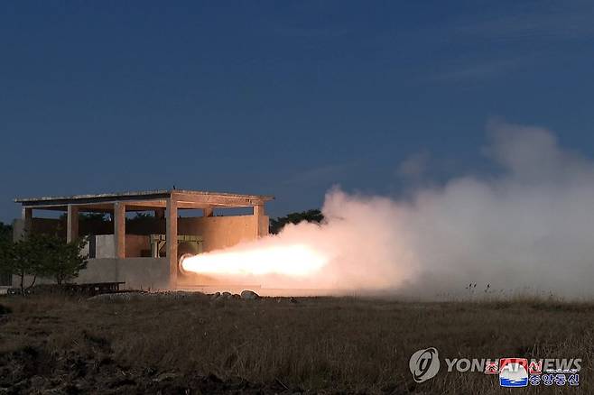 北 "신형 중거리탄도미사일용 고체연료엔진 시험…만족스러운 결과" (평양 조선중앙통신=연합뉴스) 북한이 신형 중거리탄도미사일용 고체연료 엔진 시험을 진행했다고 15일 밝혔다. 조선중앙통신은 이날 보도에서 "새형의 중거리 탄도미사일용 대출력 고체연료 발동기(엔진)들을 개발하고 1계단 발동기의 첫 지상 분출 시험을 11월 11일에, 2계단 발동기의 첫 지상 분출 시험을 11월 14일에 성과적으로 진행했다"라고 보도했다. 2023.11.15 
    [국내에서만 사용가능. 재배포 금지. For Use Only in the Republic of Korea. No Redistribution] nkphoto@yna.co.kr