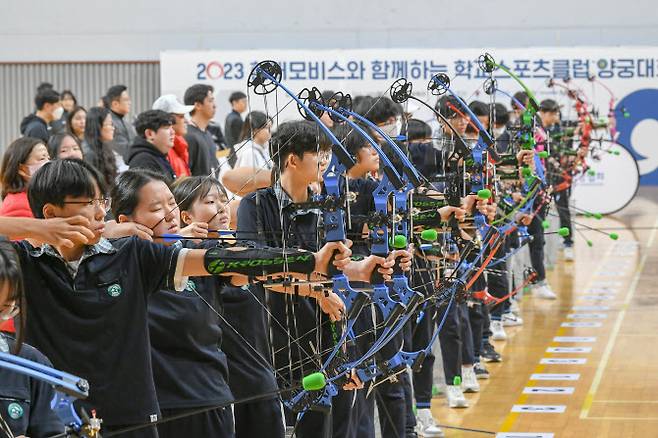 지난 16일 현대모비스와 대한양궁협회가 충남 천안 남서울대학교에서 개최한 ‘2023 하반기 학교스포츠클럽 양궁대회’에 참가한 학생들이 힘차게 활시위를 당기고 있다. (사진=현대모비스)