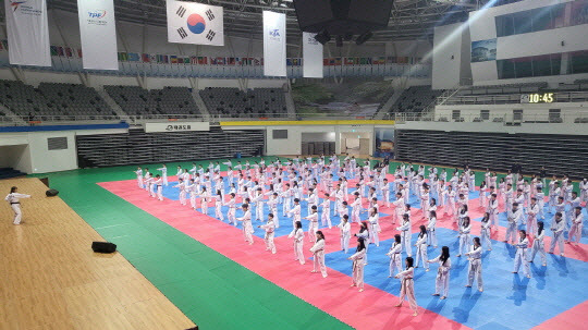 서울 공항고등학교 1학년 학생들이 태권도원 T1경기장에서 힐링태권체조 콘텐츠 조별 발표를 진행하고 있다. 사진=태권도진흥재단