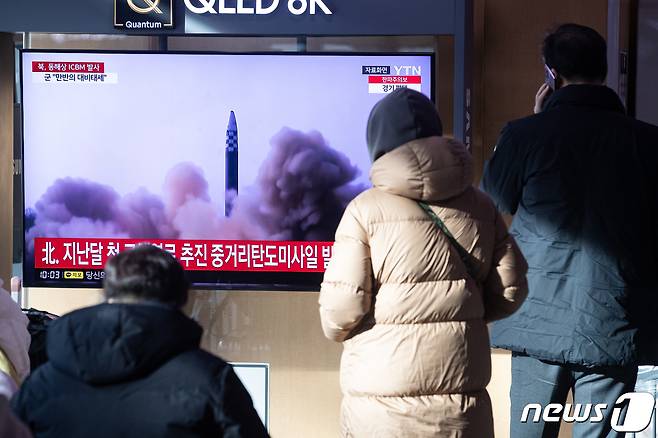 18일 서울역에서 시민들이 북한의 대륙간탄도미사일(ICBM) 도발 관련 뉴스를 지켜보고 있다. 우리 군 합동참모본부에 따르면 18일 오전 8시24분쯤 북한 평양 일대에서 동해상으로 발사된 '장거리탄도미사일'(LRBM) 추정 미사일 1발이 우리 군에 포착됐다. 북한의 이날 탄도미사일 도발은 전날 동해상을 향해 단거리탄도미사일(SRBM) 1발을 발사한 뒤 약 10시간 만에 이뤄진 것이다. 2023.12.18/뉴스1 ⓒ News1 유승관 기자