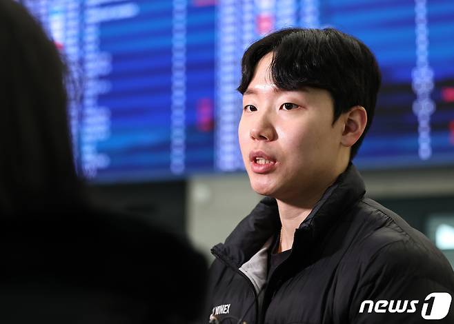 2023 세계배드민턴연맹(BWF) 월드투어 파이널 남자 복식에서 강민혁과 함께 우승한 배드민턴 국가대표 서승재가 18일 오후 중국 항저우에서 인천국제공항을 통해 귀국, 우승 소감을 밝히고 있다. 2023.12.18/뉴스1 ⓒ News1 구윤성 기자