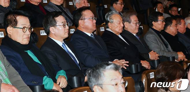 이재명 더불어민주당 대표가 18일 오후 서울 여의도 용산구 CGV용산아이파크몰에서 열린 '길위에 김대중' VIP시사회에서 참석자들과 영화 관람을 기다리고 있다. 왼쪽부터 박지원 전 국정원장, 김동연 경기도지사, 김부겸 전 국무총리, 권노갑 김대중재단 이사장, 이 대표, 김홍업 김대중평화센터 이사장, 문희상 전 국회의장. (공동취재) 2023.12.18/뉴스1 ⓒ News1 황기선 기자