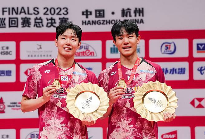 18일 2023 BWF 월드투어 파이널 남자복식 챔피언에 오른 서승재(왼쪽)-강민혁. 항저우|신화 연합뉴스