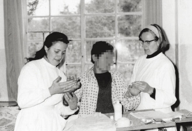 1970년대 마르가리타 피사레크(왼쪽)와 마리아네 슈퇴거가 소록도에서 한센병 환자를 돌보고 있다.