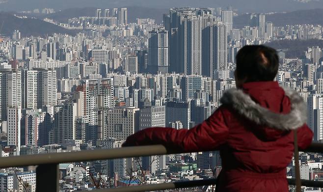 남산을 찾은 시민이 서울 아파트단지를 바라보고 있다./뉴스1