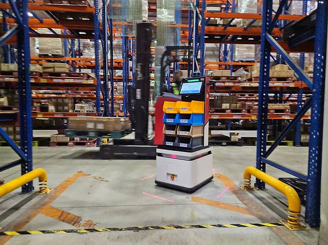 트위니의 나르고 오더피킹(멀티피킹) 설루션이 한익스프레스 남사물류센터 내에서 주문 제품을 찾아 이동하고 있다. / 용인=박정엽 기자