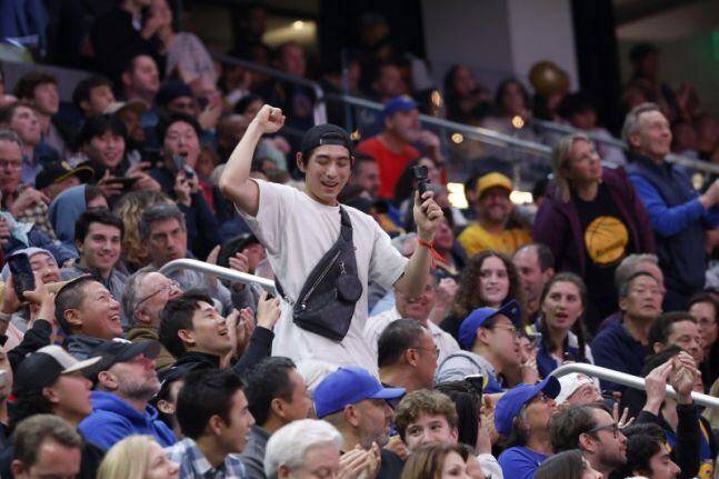 이정후가 17일 미국 프로농구(NBA) 관람 도중 포착된 모습./연합뉴스