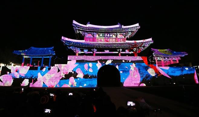 2016년 보물 제308호 전북 전주 풍남문에서 펼쳐진 미디어 파사드 공연. 정적인 건물에 움직이는 영상을 입혀 새로운 정서와 의미를 부여하는 미디어 파사드의 특징이 잘 나타났다. 전주=뉴스1