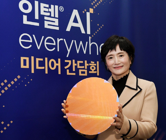 권명숙 인텔코리아 사장이 18일 인텔 'AI Everywhere' 미디어 간담회에서 인텔 4 공정 기반 웨이퍼를 소개하고 있다. 인텔 제공