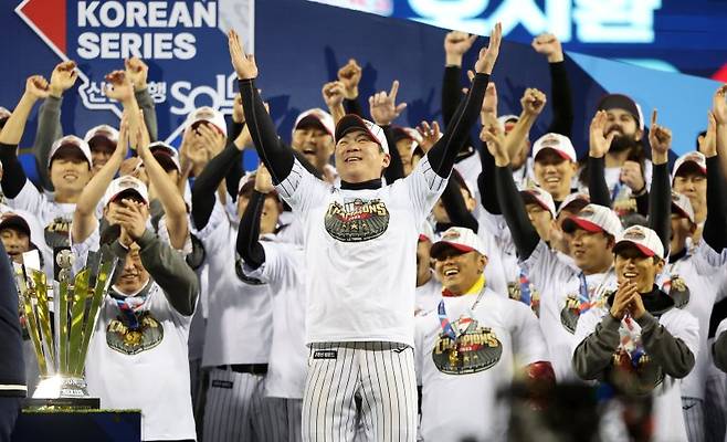 '2023 신한은행 SOL KBO 포스트시즌' 한국시리즈에서 우승을 차지한 LG 주장 오지환이 한국시리즈 MVP에 선정된 뒤 환호하고 있다. 사진=뉴스1