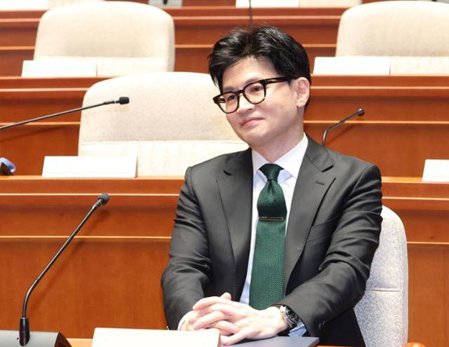 한동훈 법무장관이 6일 서울 여의도 국회에서 열린 국민의힘 정책의원총회에 참석하고 있다. 뉴스1